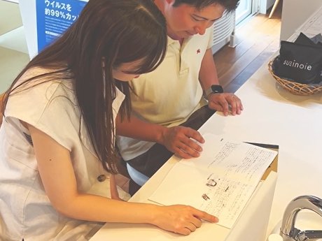 スミノイエ体験記を読むご夫婦
