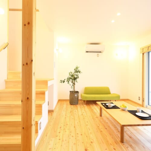 無塗装杉板外壁×唐松無垢床　
自然素材のecoな家